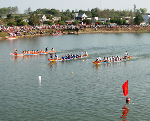 GIẢI ĐUA THUYỀN NAM TRUYỀN THỐNG TỈNH ĐẮK LẮK LẦN THỨ VIII NĂM 2015