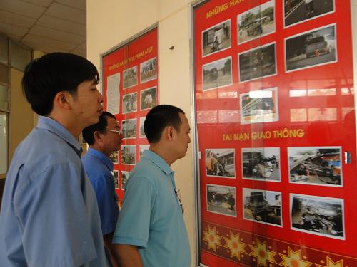 Trưng bày bộ ảnh về đề tài Trật tự an toàn giao thông