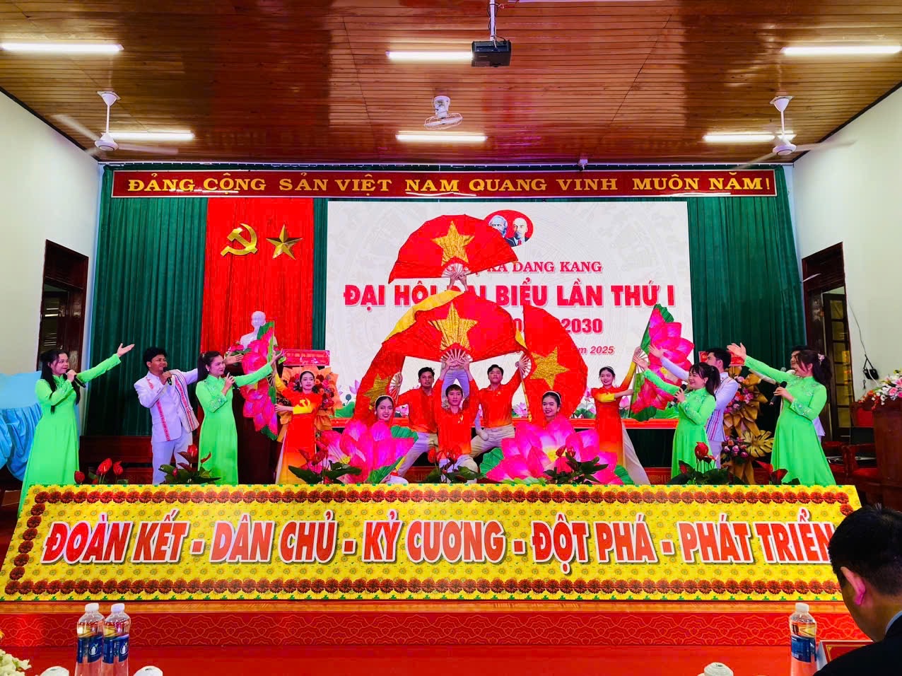 Biểu diễn chương trình văn nghệ phục vụ Đại hội Đại biểu Đảng bộ các xã trên địa bàn tỉnh