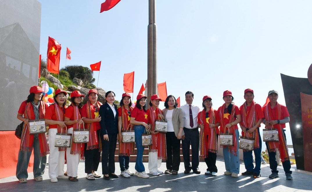 Lễ chào cờ đầu năm mới và các hoạt động đón những vị khách du lịch đầu tiên năm 2026